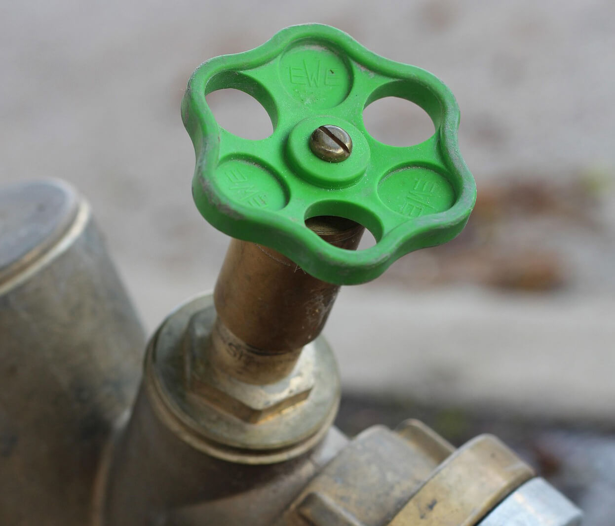 Versicherungsschutz: Hauptwasserhahn vor Abwesenheit abdrehen